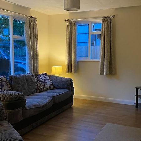 Cheerful 3 Bedroom Bungalow With Indoor Fire Place Gloucester Exterior photo