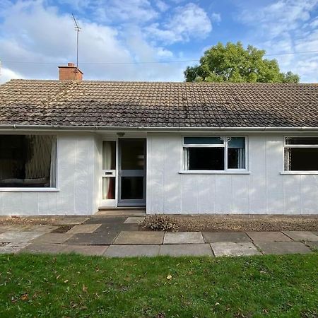 Cheerful 3 Bedroom Bungalow With Indoor Fire Place Gloucester Exterior photo