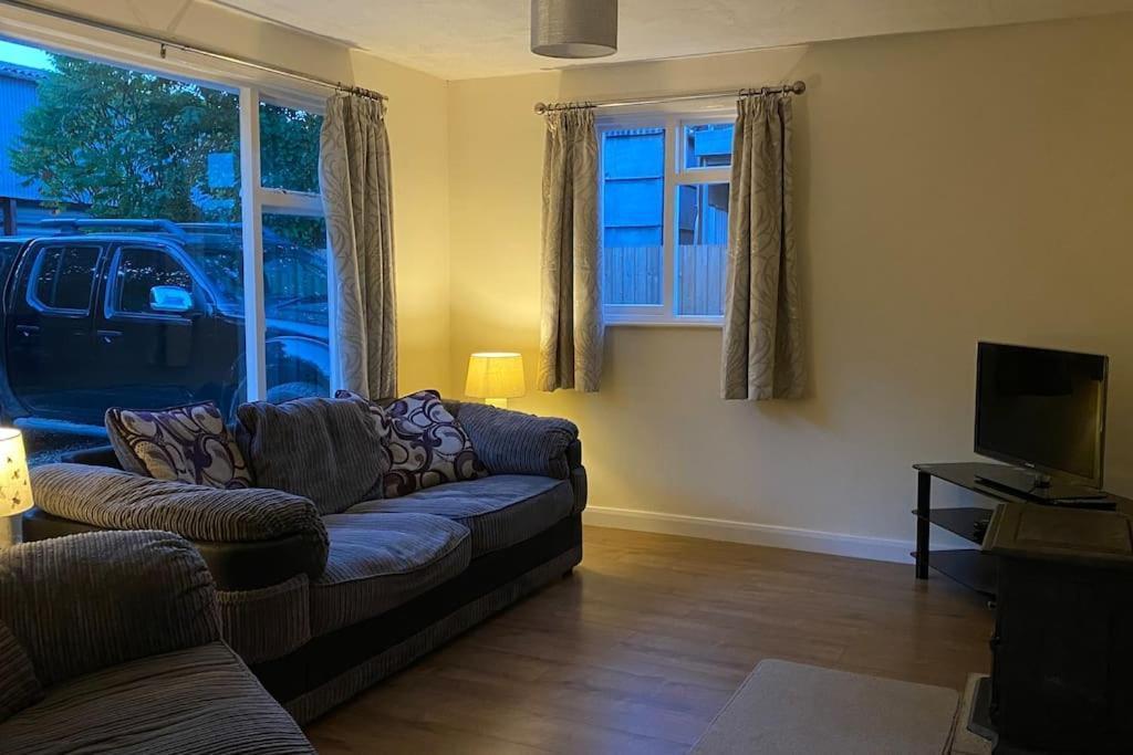 Cheerful 3 Bedroom Bungalow With Indoor Fire Place Gloucester Exterior photo