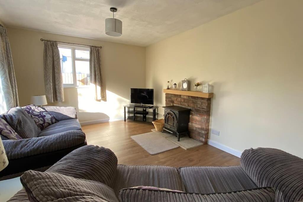 Cheerful 3 Bedroom Bungalow With Indoor Fire Place Gloucester Exterior photo