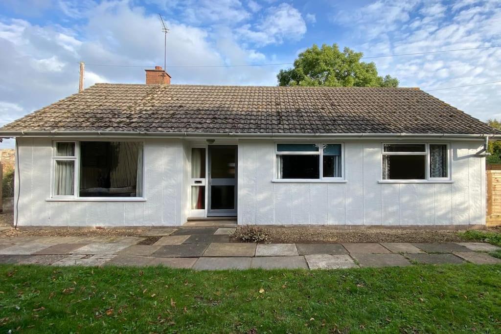 Cheerful 3 Bedroom Bungalow With Indoor Fire Place Gloucester Exterior photo