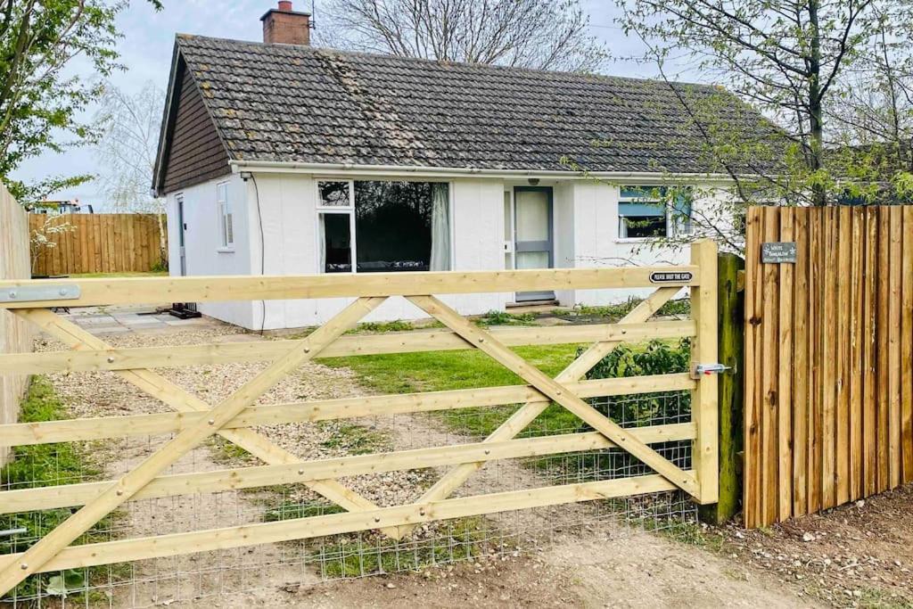 Cheerful 3 Bedroom Bungalow With Indoor Fire Place Gloucester Exterior photo