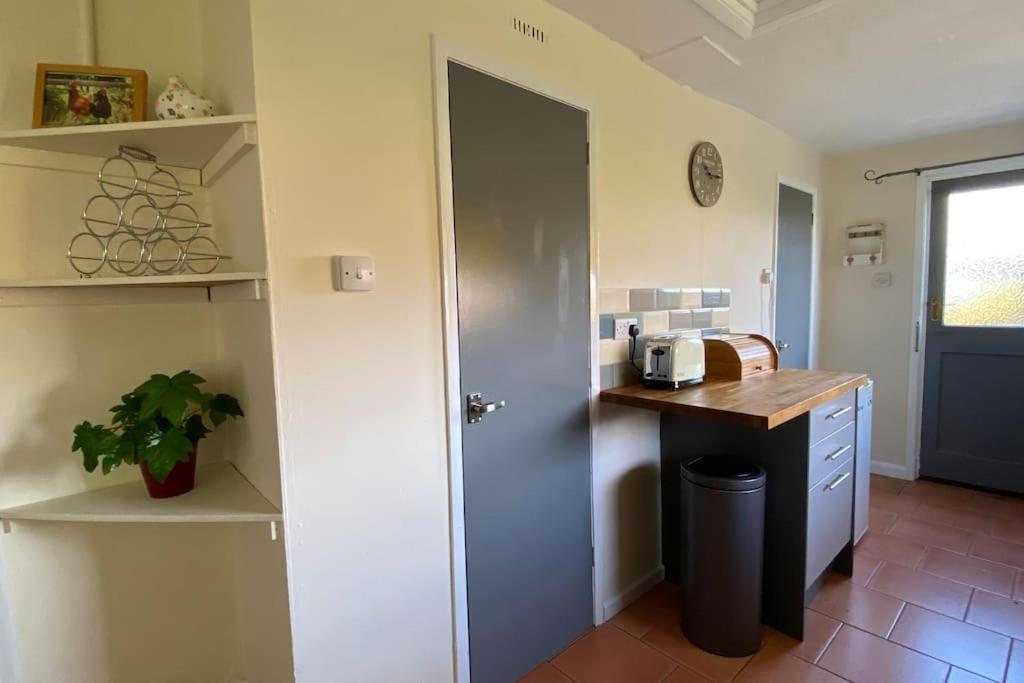 Cheerful 3 Bedroom Bungalow With Indoor Fire Place Gloucester Exterior photo