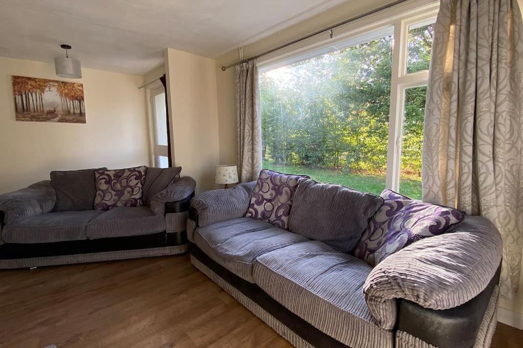 Cheerful 3 Bedroom Bungalow With Indoor Fire Place Gloucester Exterior photo