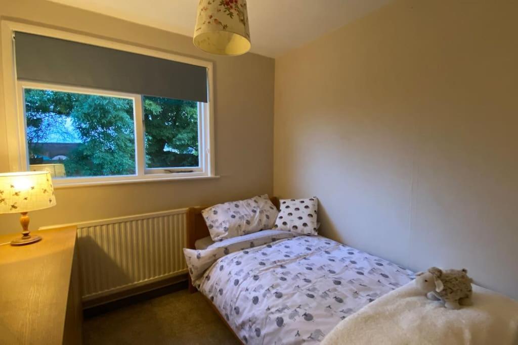 Cheerful 3 Bedroom Bungalow With Indoor Fire Place Gloucester Exterior photo