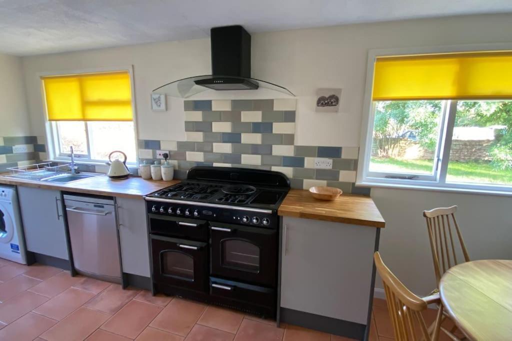 Cheerful 3 Bedroom Bungalow With Indoor Fire Place Gloucester Exterior photo