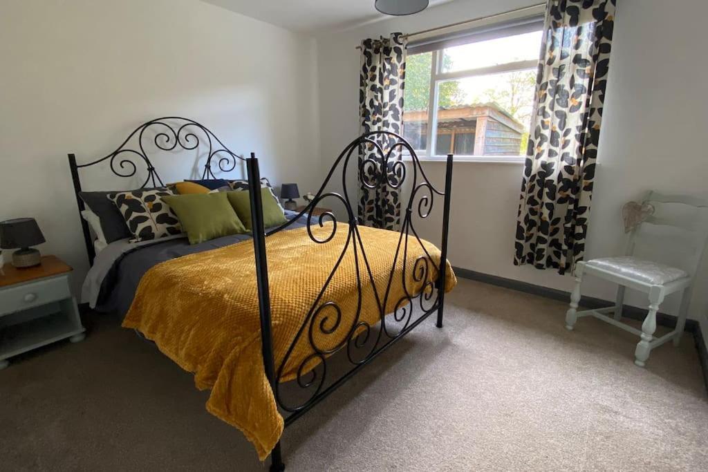 Cheerful 3 Bedroom Bungalow With Indoor Fire Place Gloucester Exterior photo